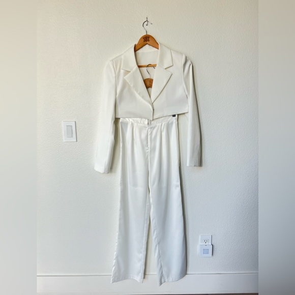 White cropped blazer with shoulder pads & white silk pants. XS - Picture 4 of 12